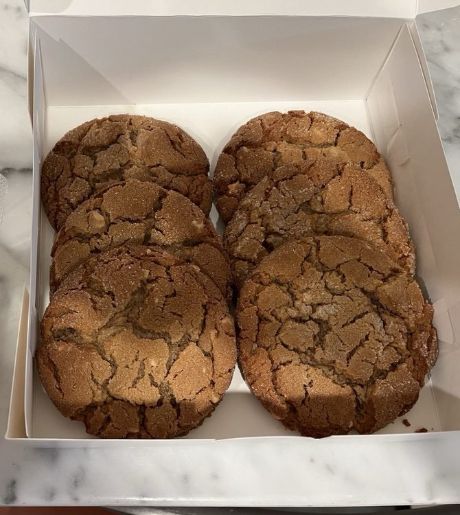 Six crackled cookies in a white box